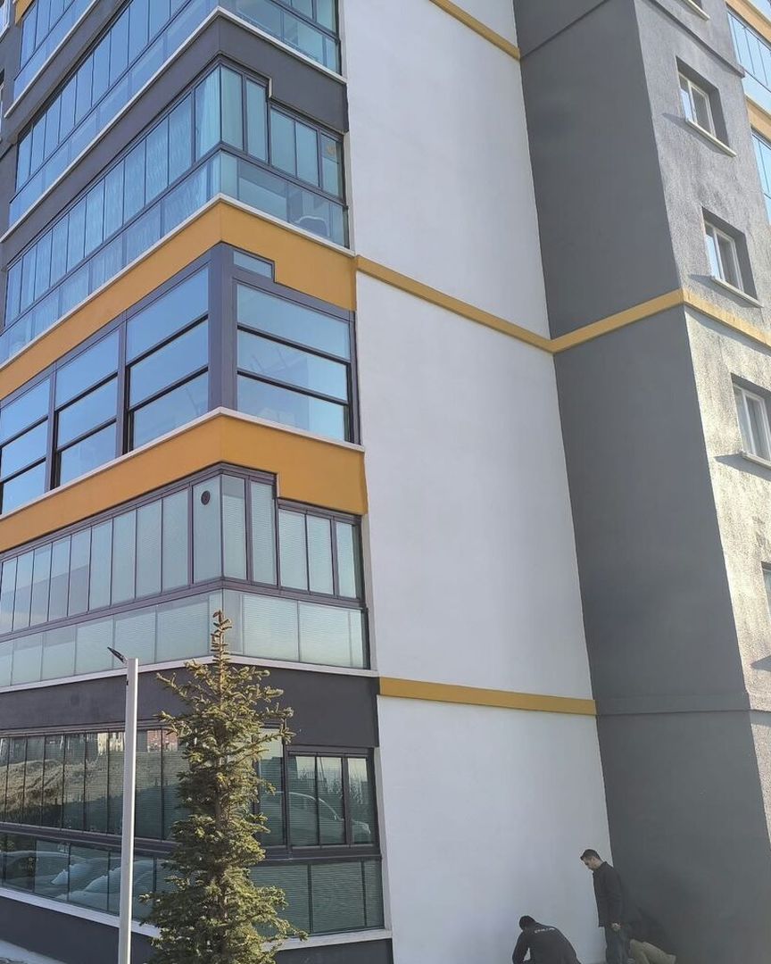 Cam balkonlu apartman cephesi