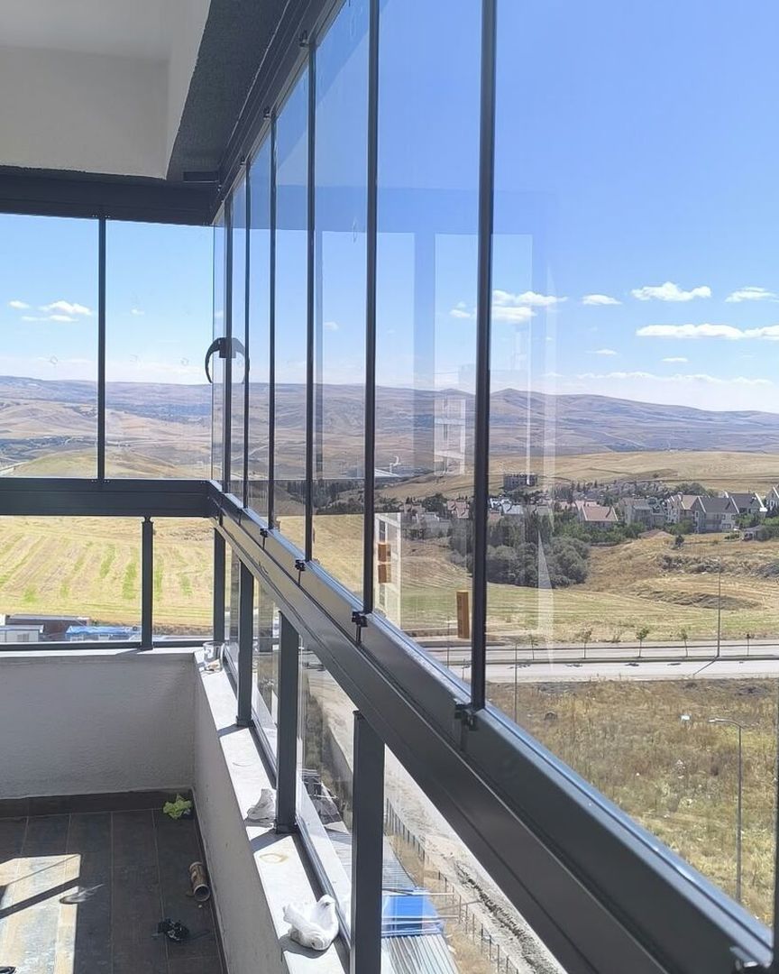Dışarıdan görünen cam balkon