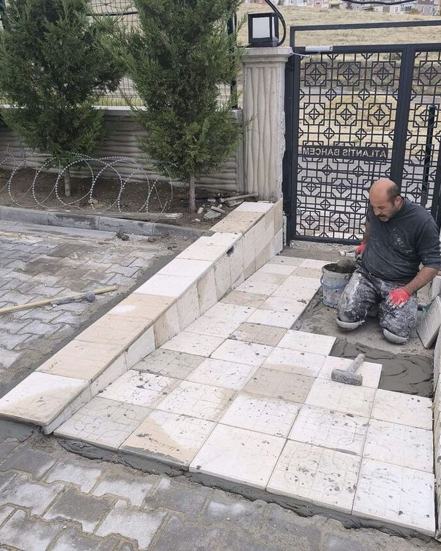 Bahçe kapısı ve parke taşı döşeme