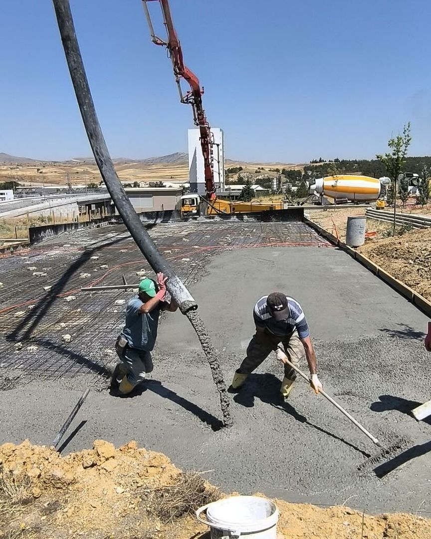 Saha zemini beton dökümü
