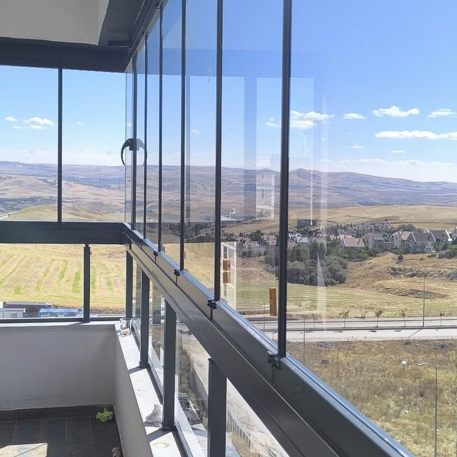 Dışarıdan görünen cam balkon