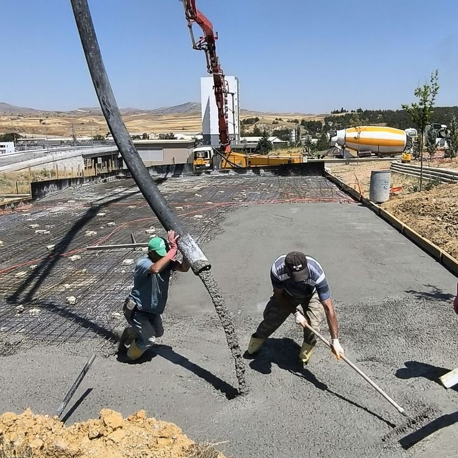 Beton pompası ile saha zemini dökümü