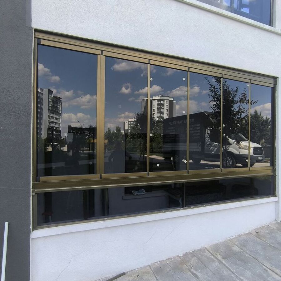 Altın rengi profilli cam sistem