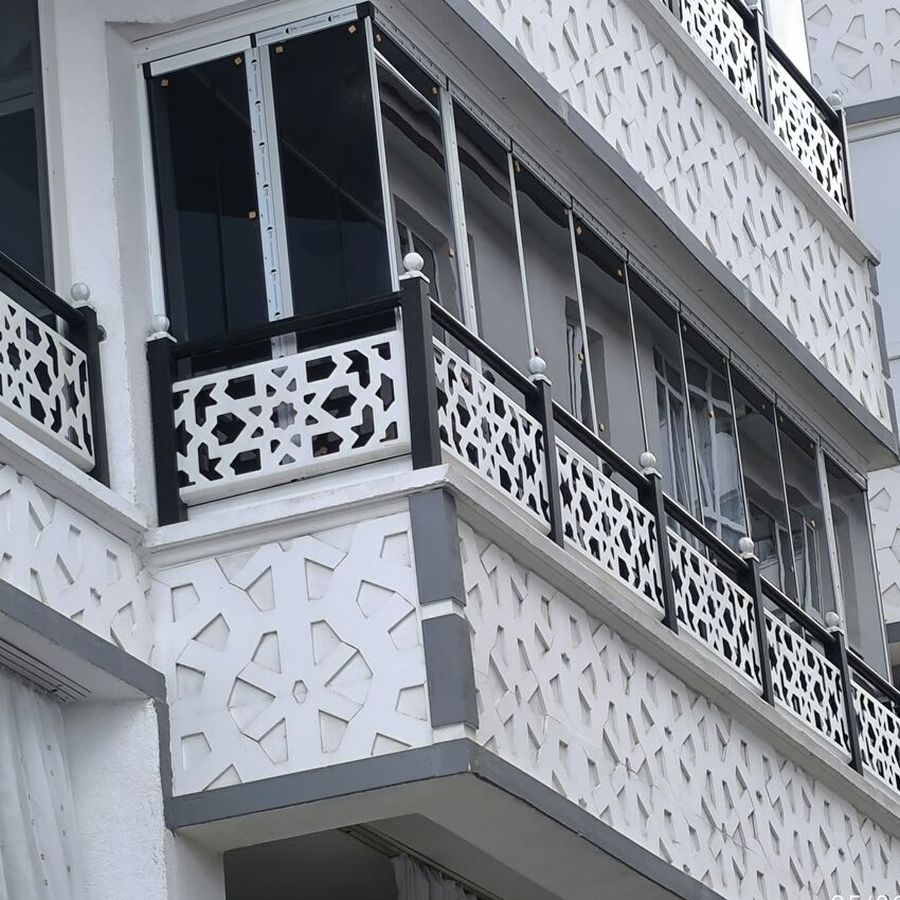 Süslemeli cephede cam balkon