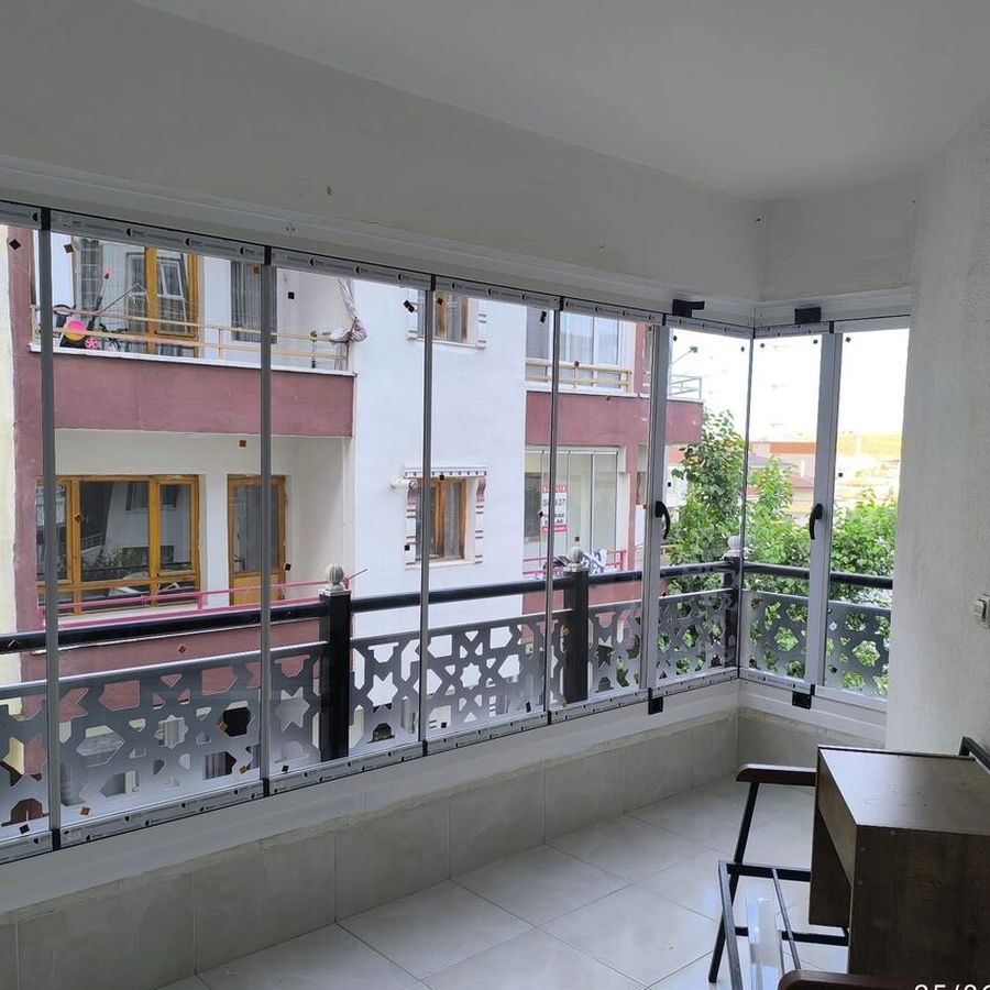 Süslemeli korkuluklu cam balkon iç görünüm
