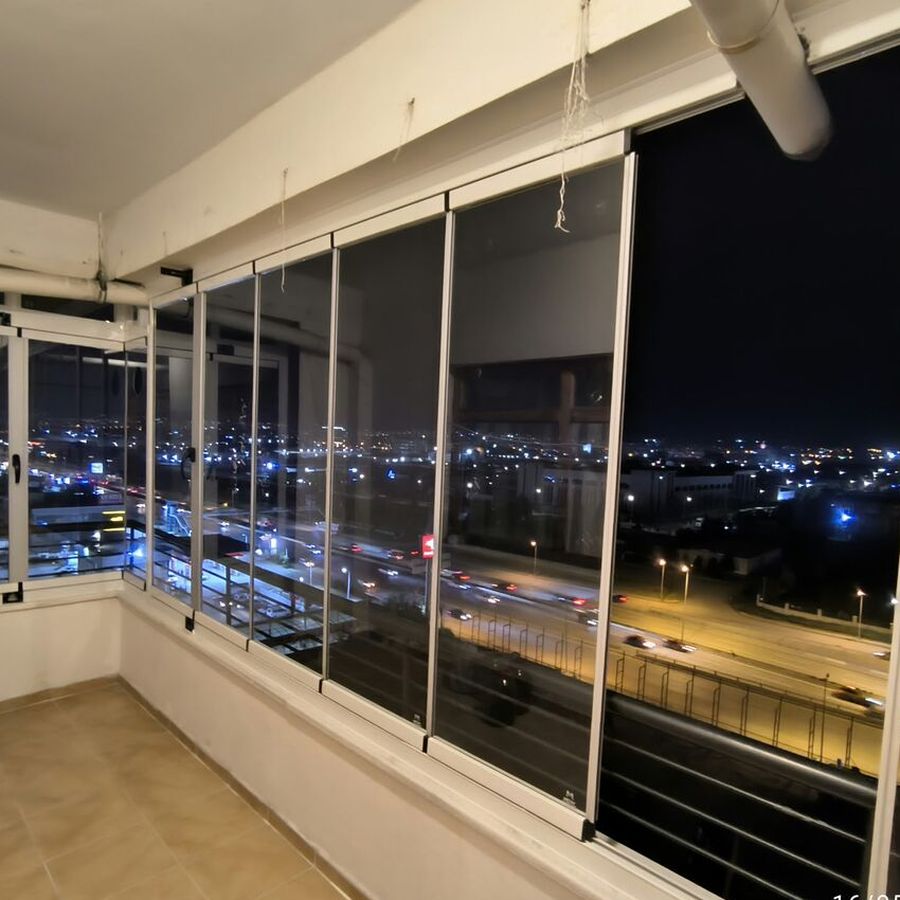 Geceleyin cam balkon