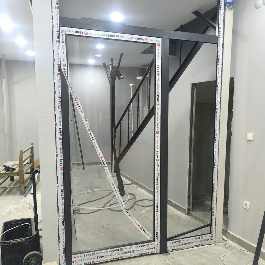 Cam ve alüminyum giriş kapısı