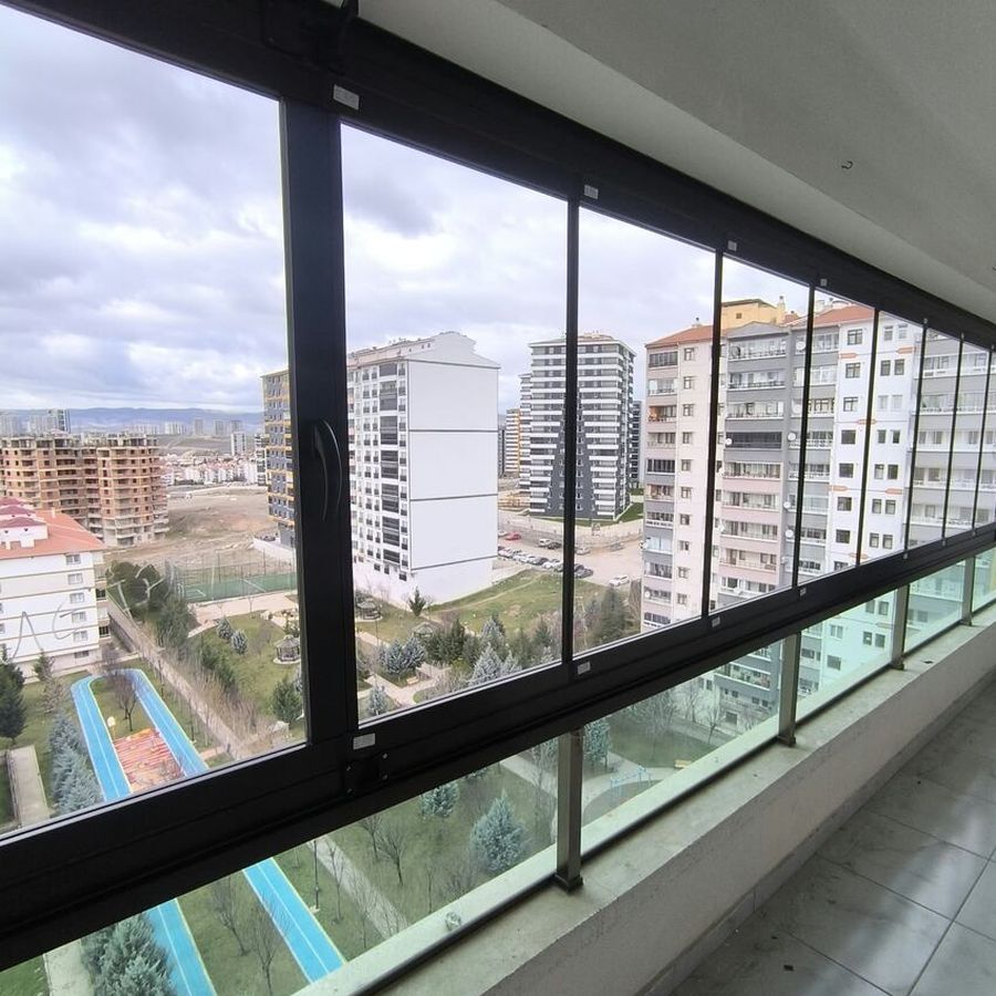 Geniş cam balkon
