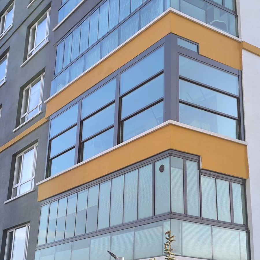 Apartman cephesinde cam balkonlar