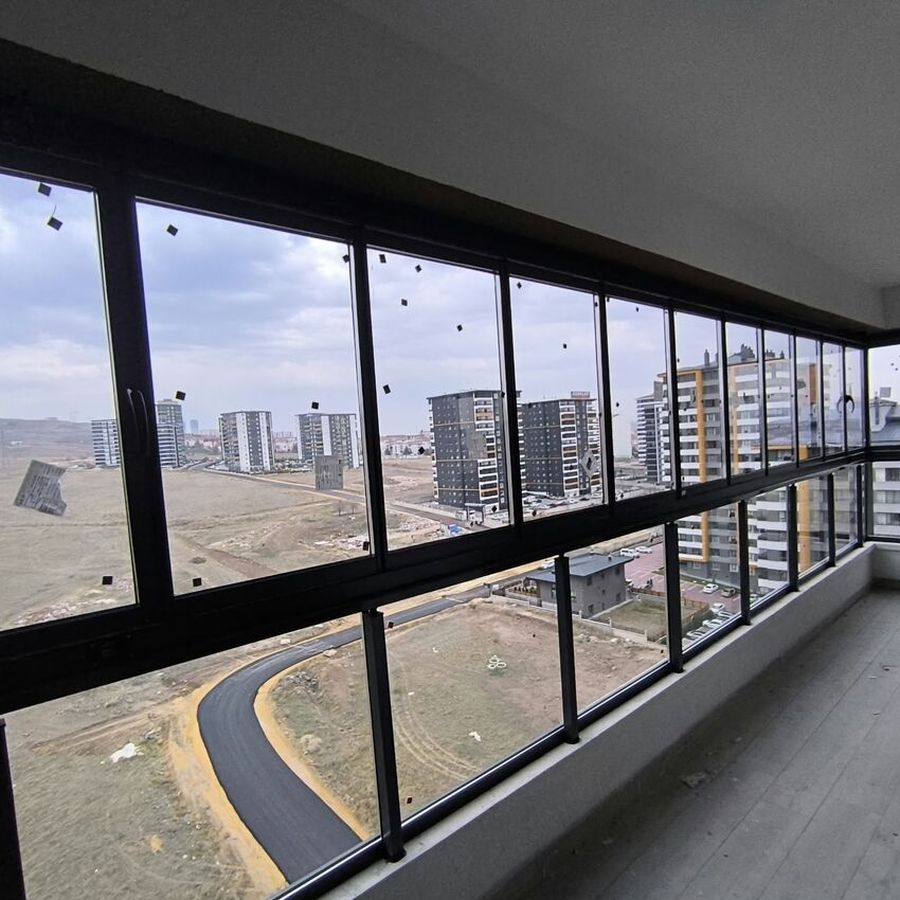 Manzaralı cam balkon