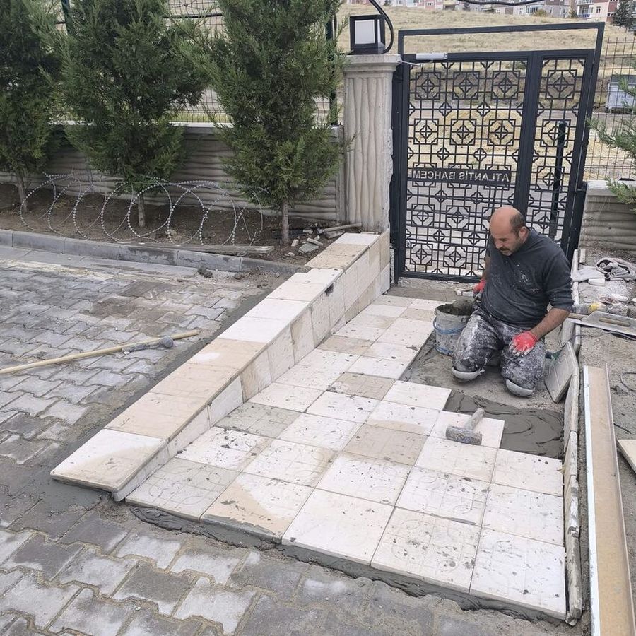 Bahçe kapısı önünde parke taşı döşeme
